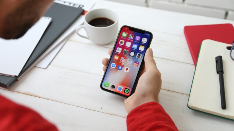 لماذا تستهلك بعض التطبيقات البطارية في الخلفية؟