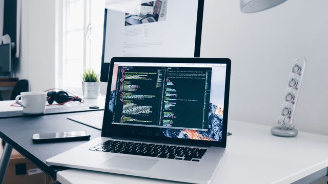 تطوير البرمجيات داخل الشركات.. ما الذي يحدث خلف الكواليس؟